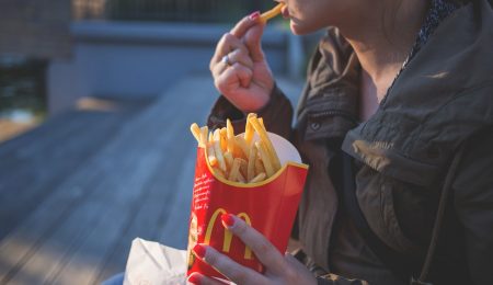 W Nysie próbowali usunąć słup z charakterystyczną literką McDonald’s, bo szpeciła krajobraz. Ale sąd nie pozwolił
