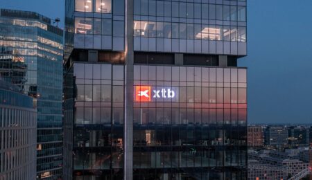 XTB zmienia się w takie jakby konto oszczędnościowe. Czego akurat nie zainwestowałeś, to będzie oprocentowane do 5 proc.