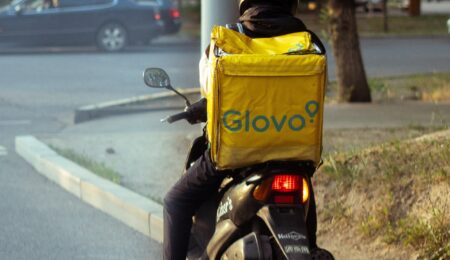 Bruksela chce ucywilizować umowy zawierane z pracownikami przez Ubera i Glovo poprzez domniemanie etatu