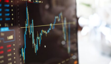 Dlaczego akcje XTB spadają dziś na łeb na szyję? Odpowiedź rozczaruje – nie spadają