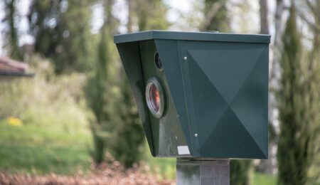Będą zmiany w zasadach egzekucji mandatów z fotoradarów. Ale samorządy idą dalej i chcą więcej fotoradarów u siebie